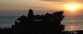 バリ島１日観光ツアーでご案内するタナロットの夕日