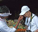 タナロットの下にある洞窟の聖なる泉でお清め