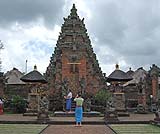 バリ島１日観光ツアーでご案内するバトゥアン寺院の中