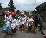 ブサキ寺院でのオダランに行く人々