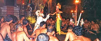 バリ島１日観光ツアーでご案内するケチャダンスの１場面