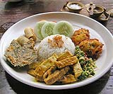 バリの定食ナシチャンプル！ランチにお召し上がりになってはいかがですか？