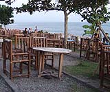 こんなカフェでゆっくりお茶でも飲みながら夕日を眺めて下さい