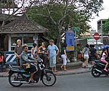 激安２０００円ツアーでご案内するウブドの街角の様子