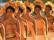 きらびやかな衣装に身を包んだバリの少女たち