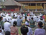 お寺へお参りをするバリの人たち