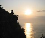 インド洋に沈むウルワツの夕日