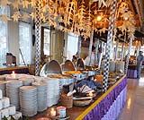 キンタマーニのビュッフェランチの様子