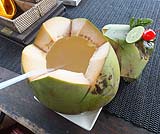 バリならではの、ヤシの実ジュースはいかがですか？