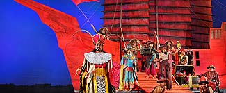 舞台に船が・・・中国の商人たちがやって来ました