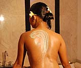 マッサージの後は、スクラブでお肌をツルツルに・・・