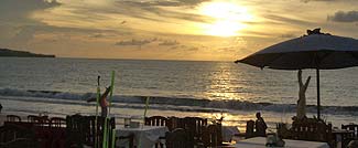 ジンバランビーチのサンセットの中でシーフードディナーをどうぞ・・・