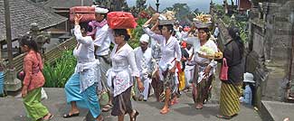 正装に身を包みオダランへと急ぐバリの人たちです