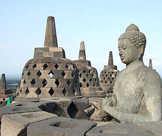 ボロブドゥール遺跡の上のストゥーパが並ぶ様子