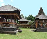 湖畔に建っています