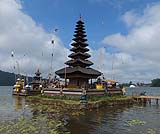 見る場所で雰囲気が変わるウルンダヌブラタン寺院