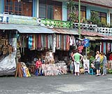 側にあるパサールクニンです