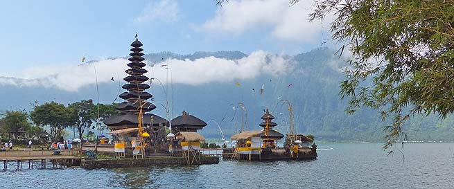 ブラタン湖に浮かびように建つウルン・ダヌ・ブラタン寺院