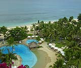 青い海と白い砂浜にホテルニッコーです