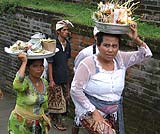 正装をするバリの人たち