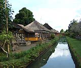 バリで一番美しいお寺と言われているタマンアユン寺院です