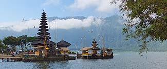 ブドゥグルの湖に浮かぶプラ・ウルンダヌブラタン