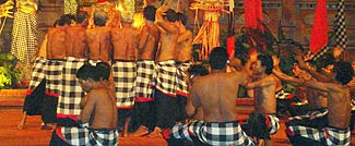 バトゥブランのケチャンスの一場面