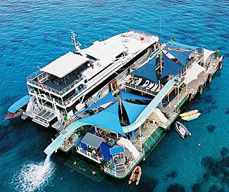 ポントゥーン（浮島）とバリハイⅡ号