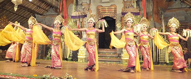 とっても綺麗で煌びやかなレゴンダンスの１場面