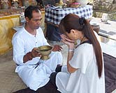 聖水を飲んでいます