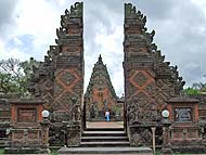 ウブドより古い芸術の村に作られた寺院