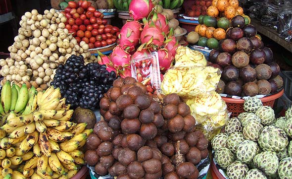 ブドゥグルで採れた色とりどりのトロピカルフルーツ