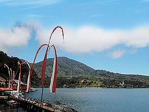 ブラタン湖の湖畔