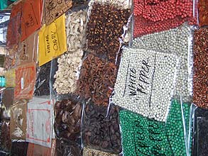 パサールクニンで売られていた香辛料の数々