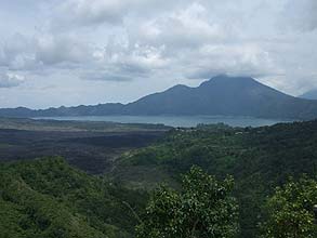 バトゥール湖を望む