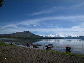 バトゥール湖畔
