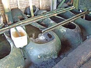 濾過されて出てくる濃い塩水