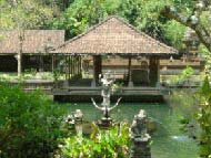 聖なる泉が湧く小型ティルタ・エンプル