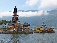 湖に浮かぶように建つ神秘的なお寺・・・