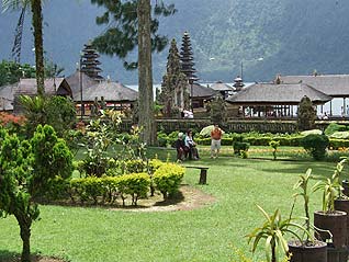 公園から境内を望む