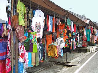 入口にはお土産物屋さん