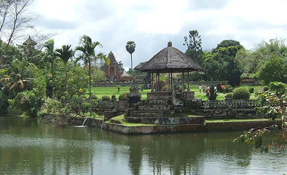 １年中緑の芝生で覆われとっても綺麗なタマンアユン寺院。水面に映る姿もまた綺麗です
