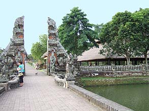 タマンアユン寺院の入り口です