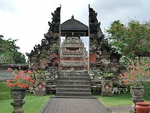 割れ門の向こうにバレ・クルクル