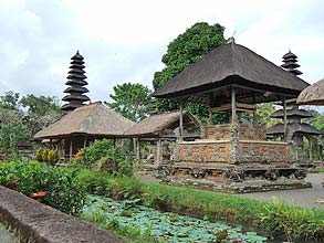 堀に囲まれた境内