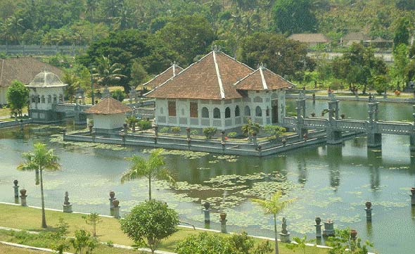 タマン・ウジュン