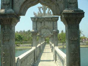 タマン・ウジュン