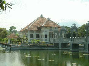 タマン・ウジュン