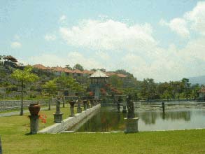 タマン・ウジュン