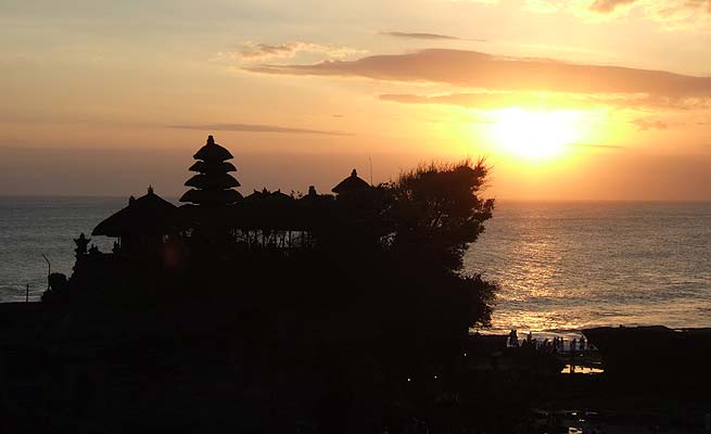 夕日に浮かび上がる幻想的なタナロット寺院のシルエット